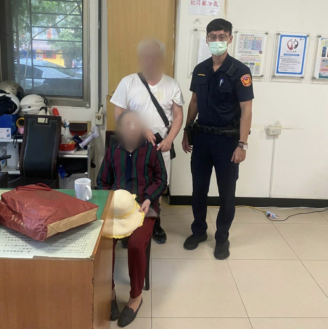 圖片說明:中和警助迷途老婦中秋回家團圓。(記者徐煜勝翻攝)