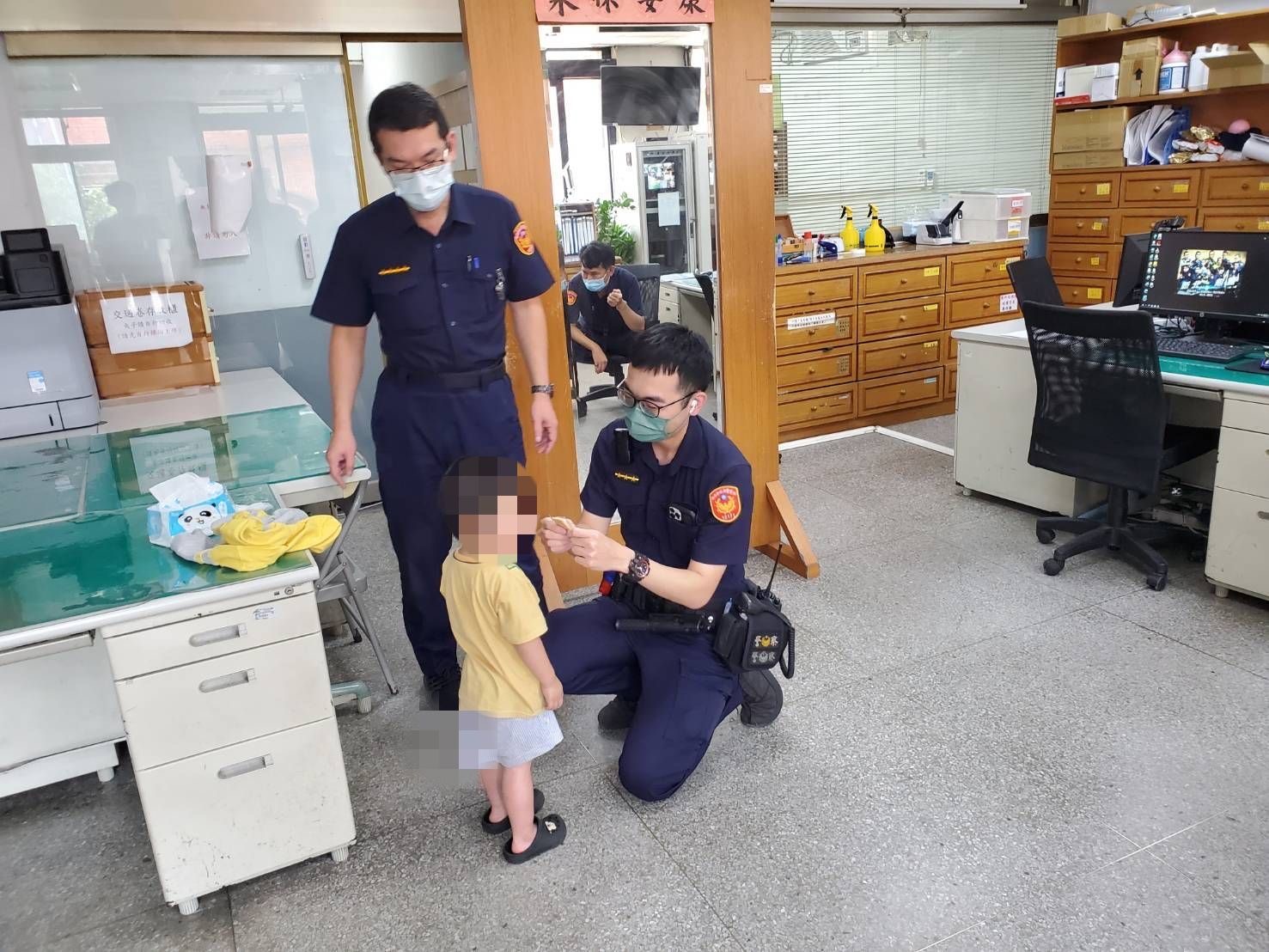 圖片說明:三峽警耐心安撫男童。(記者徐煜勝翻攝)