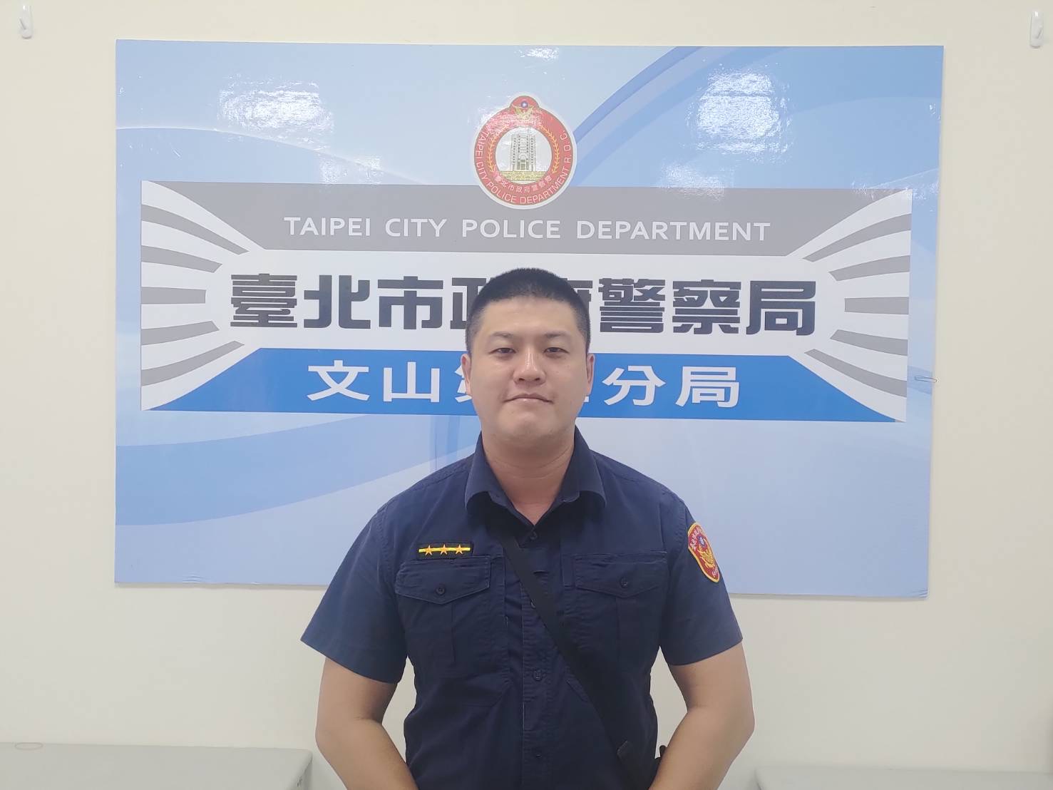 圖片說明:景美所員警邱進成助走失男童返家。(記者趙靜姸翻攝)