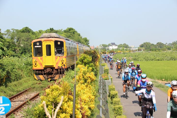 車友沿著鐵路騎乘享受全台唯一追火車的樂趣。 圖:參山國家風景區管理處/提供