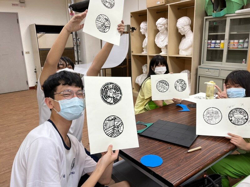 漾新聞|樹德家商廣設科翻轉高雄人孔蓋 「雄蓋讚」駁二展現新的城市美學