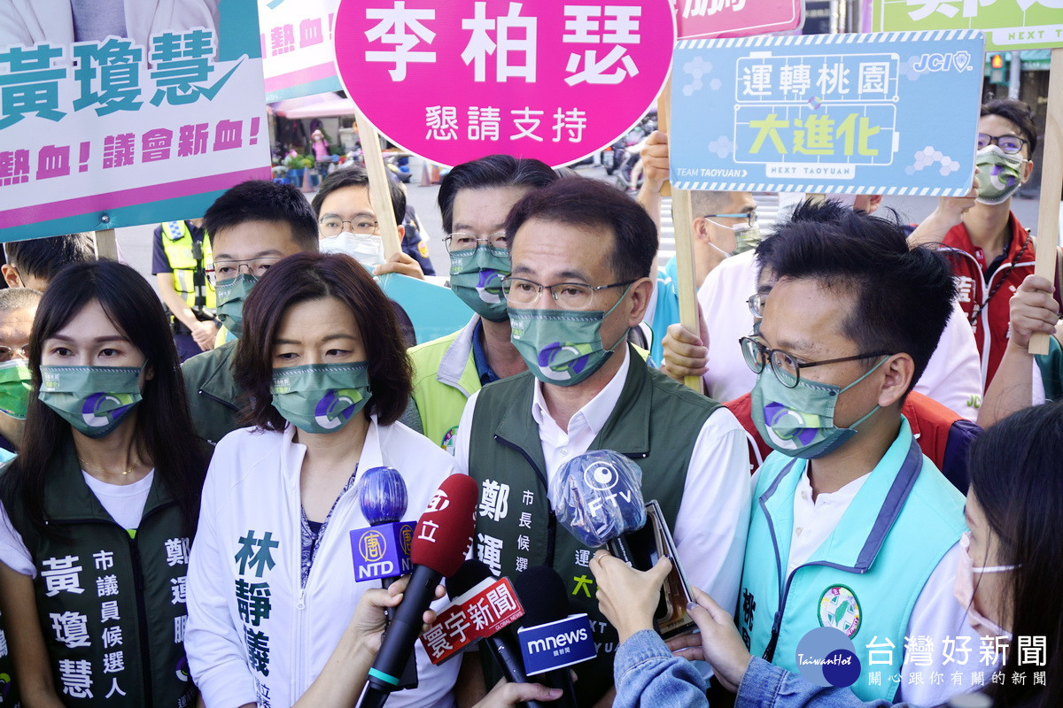 <br /><br /> 民進黨立法委員林靜儀陪同鄭運鵬在南門市場掃街拜票接受媒體聯訪。