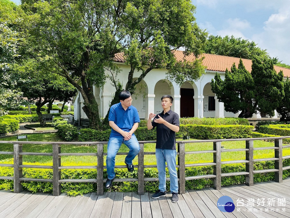 淡水古蹟博物館推出的臺灣手語導覽影片「小白宮」中,由手譯員李振輝(左)與張俊仁(右)聯手錄製,其中有不少趣味互動,專業又不失幽默