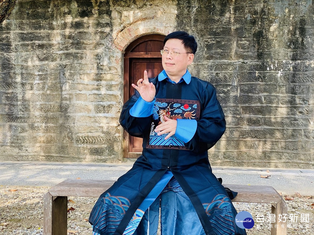 淡水古蹟博物館新上架的臺灣手語導覽影片「滬尾礮臺」中,神級手譯員李振輝穿上清裝,透過角色扮演來「比」出古蹟的歷史故事與建築特色