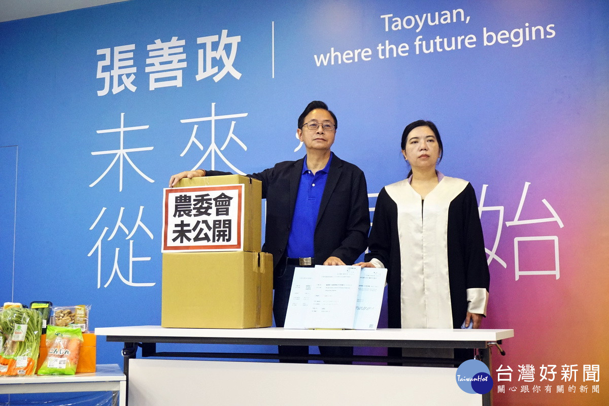 國民黨桃園市長候選人張善政與委任律師陳麗玲說明農委會委託研究案。<br /><br /> 