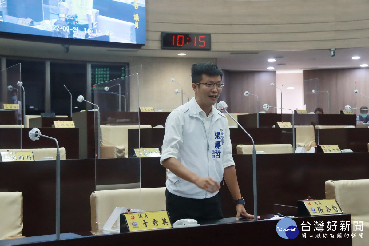 張嘉哲議員關切垃圾處理及廠商問題。（記者扶小萍攝）