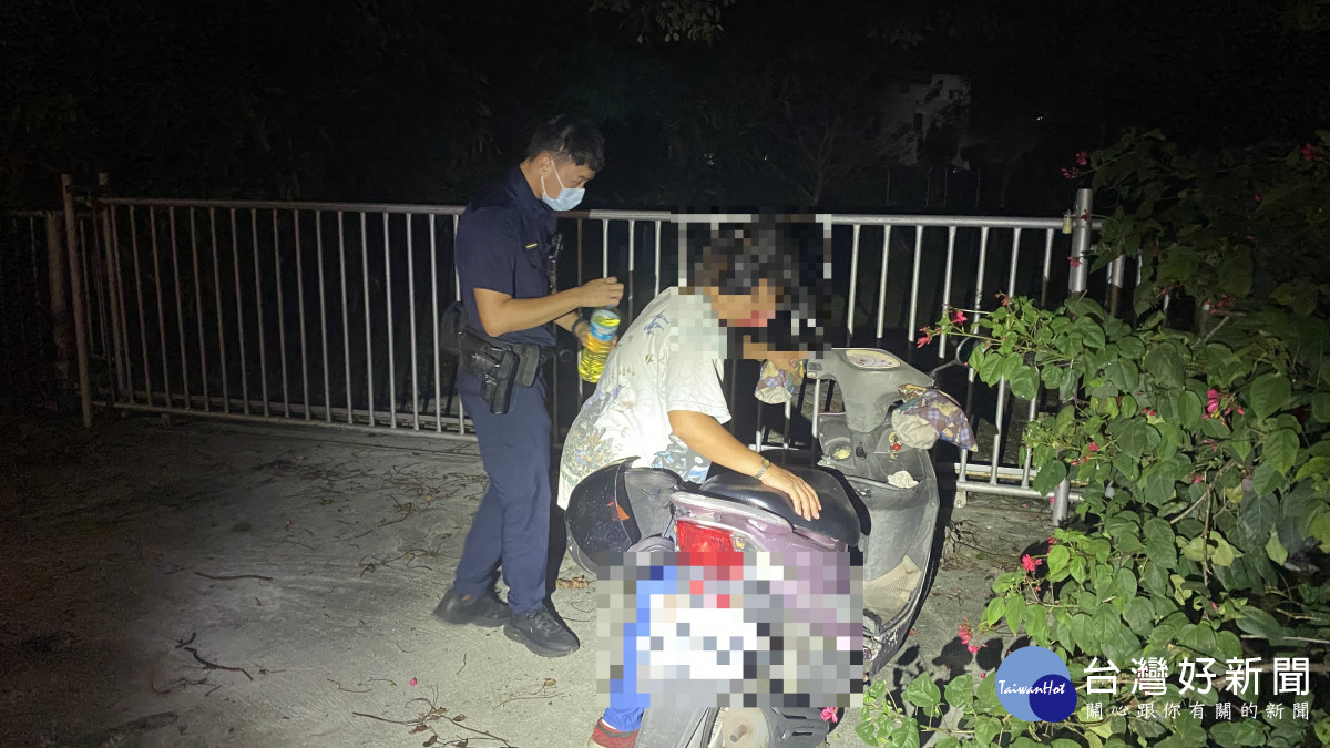 婦人機車拋錨無法上班，警方急救援/李光揚翻攝