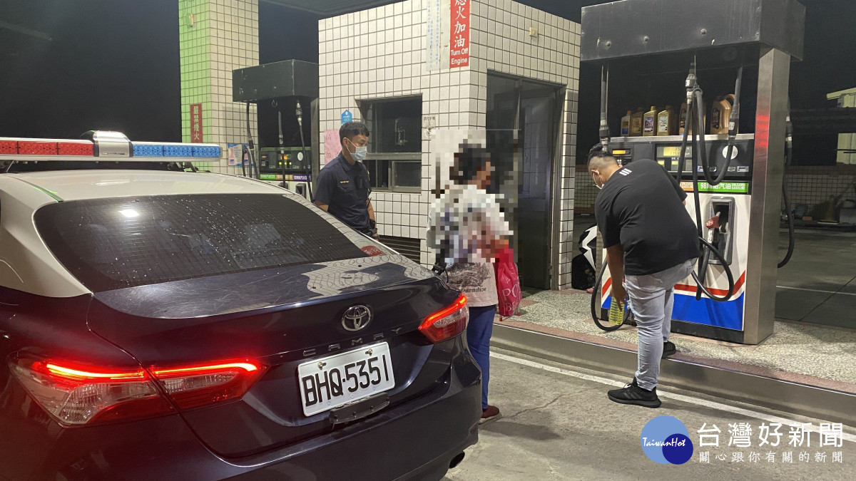 民雄警得知狀況後,立即載送婦人前往加油站加油,徐婦方能順利上班/李光揚翻攝