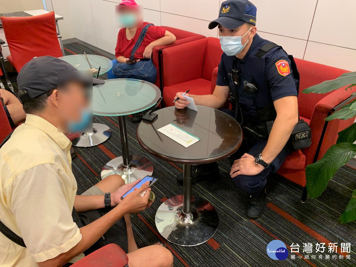男子網購傢俱遇詐騙，警方、行員即時阻詐。