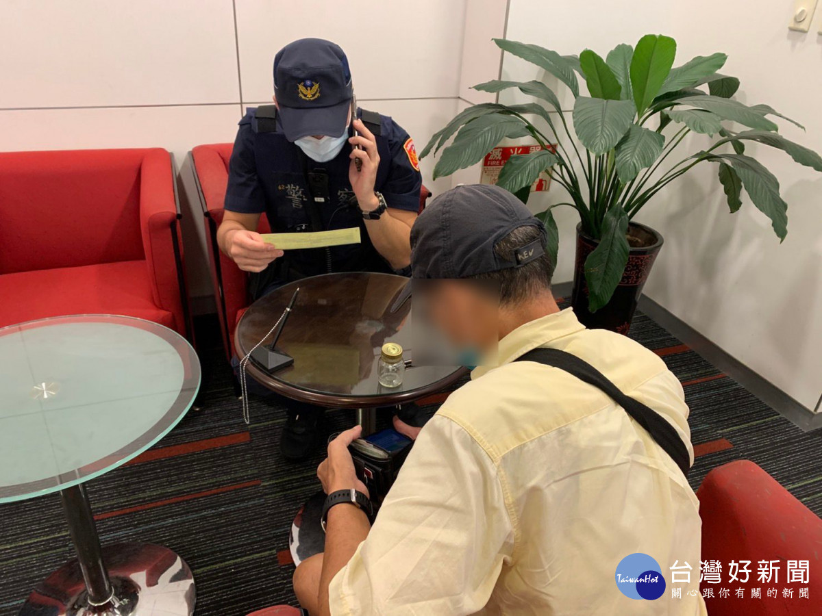 男子網購傢俱遇詐騙,警方、行員即時阻詐。<br /><br /> <br /><br />