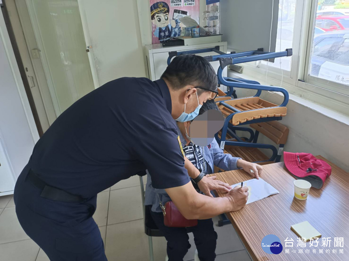 土地公指明路,婦人淚眼婆娑向警求援。<br /><br /> <br /><br />