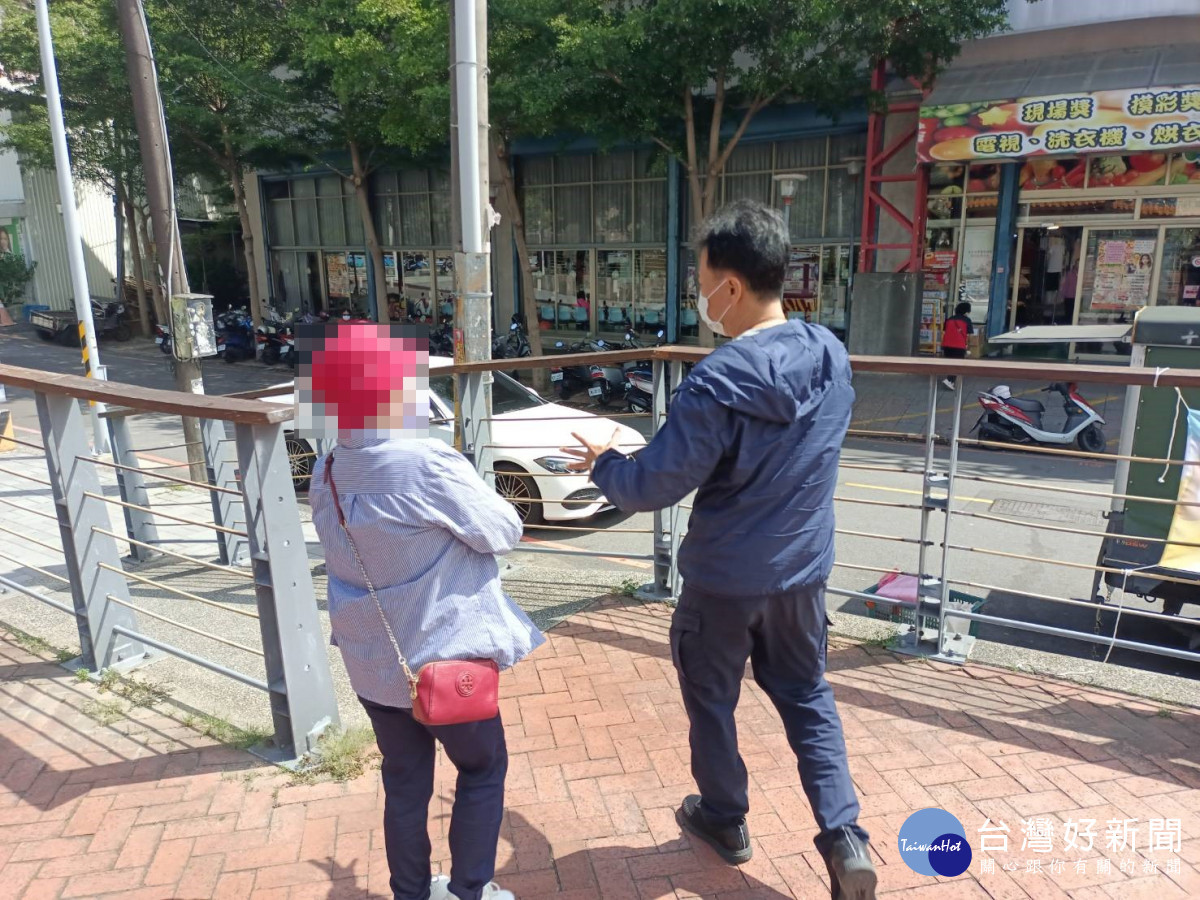土地公指明路,婦人淚眼婆娑向警求援。<br /><br /> <br /><br />