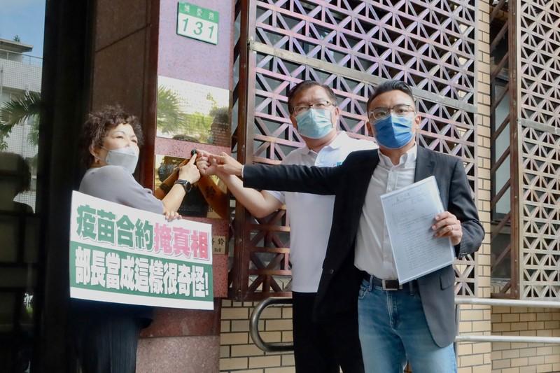 國民黨團書記長李德維(中)、副書記長洪孟楷(右)、立委葉毓蘭赴台北地檢署告發陳時中瀆職。中央社