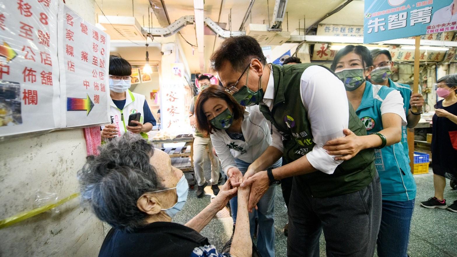民進黨桃園市長參選人鄭運鵬上午由立委林靜儀陪同至桃園區傳統南門市場掃街拜票。鄭運鵬競辦提供