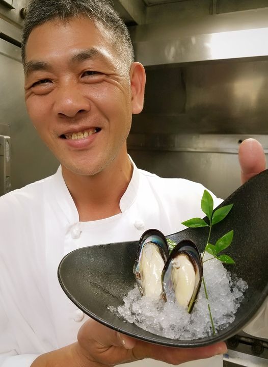 料理長手持馬祖淡菜 (1).jpg
