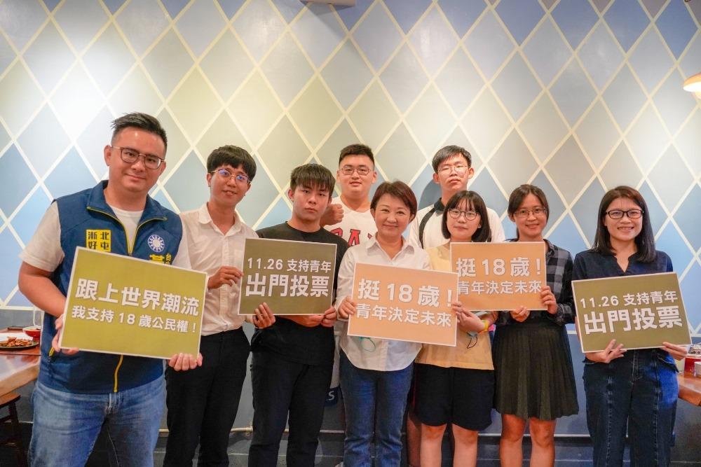台中市長盧秀燕上週末與台灣民主青年協會會長及台中在地高中生代表會面,國民黨議會黨團由黃健豪議員、張廖乃綸議員出席參與,共同商議號召民眾投下18歲公民權同意票。(圖/盧秀燕競選總部)