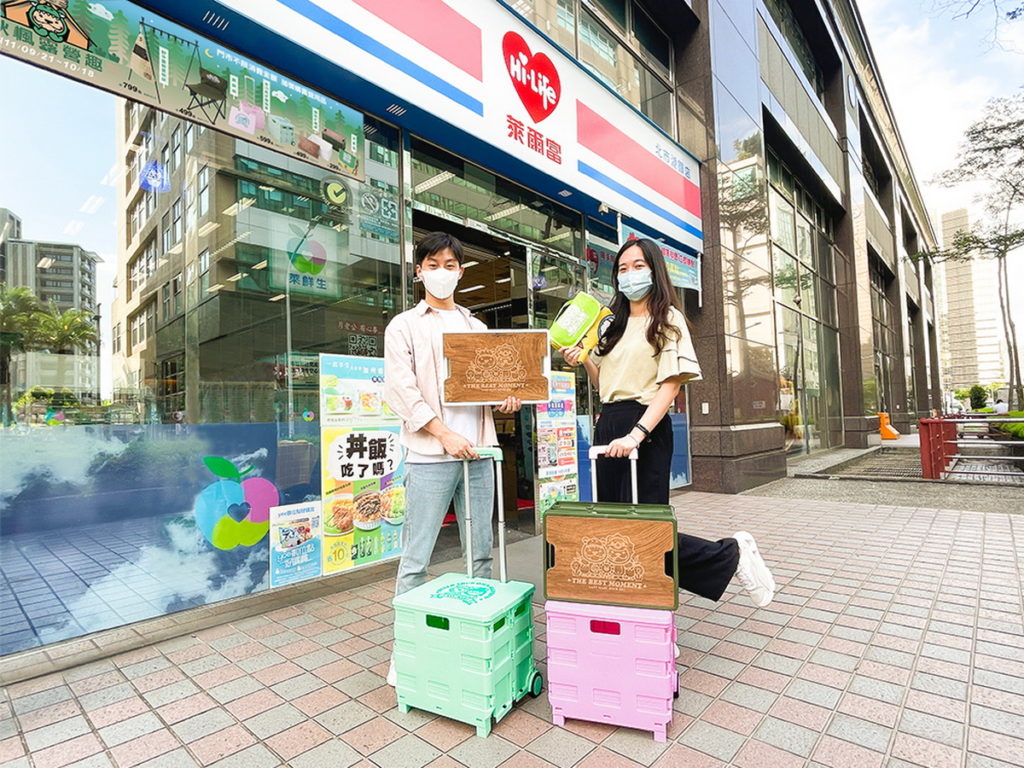 萊爾富即起攜手「LAZY MARU」，10月18日前推出5款鬥牛犬圖騰獨家聯名露營用品，一同享受戶外露營趣。