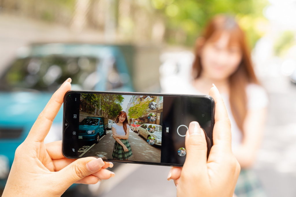realme 9i 5G搭載潮拍三鏡頭+街頭攝影模式,快速捕捉轉瞬即逝的美好時刻;再搭配新潮復古濾鏡,輕鬆營造感性氛圍,街拍故事大片秒出圈。_