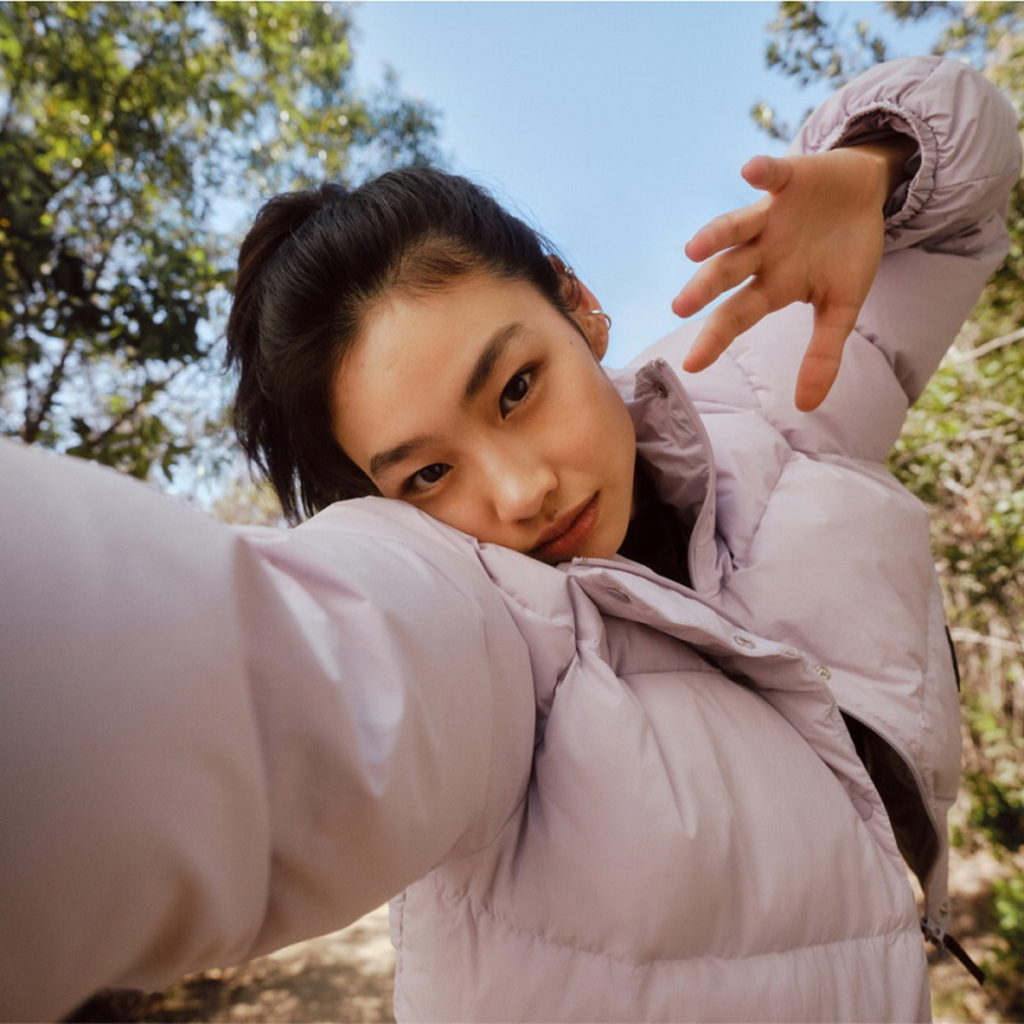 本季adidas New Capsule女款系列將灰紫色加入主打設計中,強調整體的修身效果