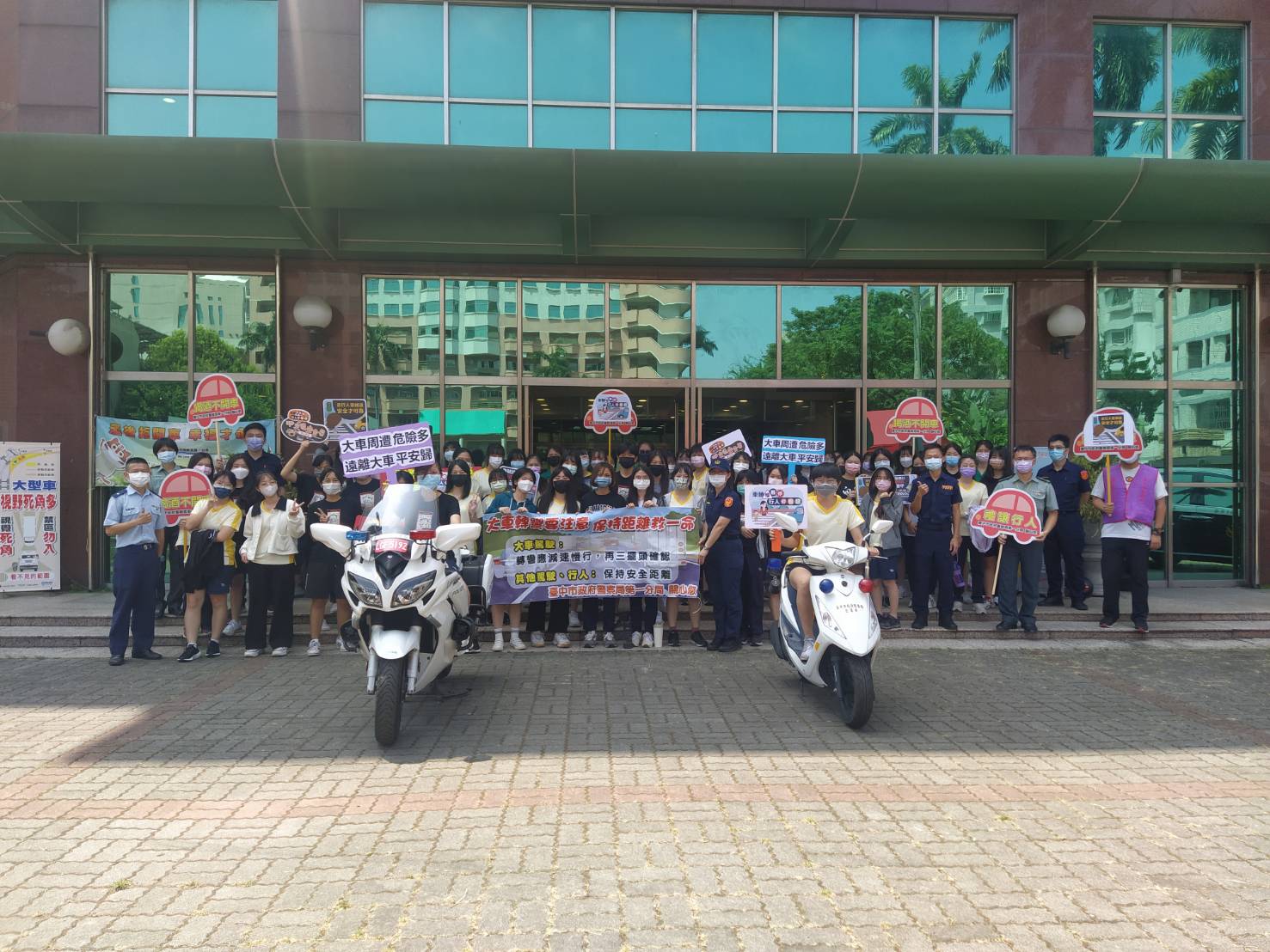 ▲「交通安全月」，中警一分局來到台中女中進行交通安全宣導    (圖/台中市警察局 提供)
