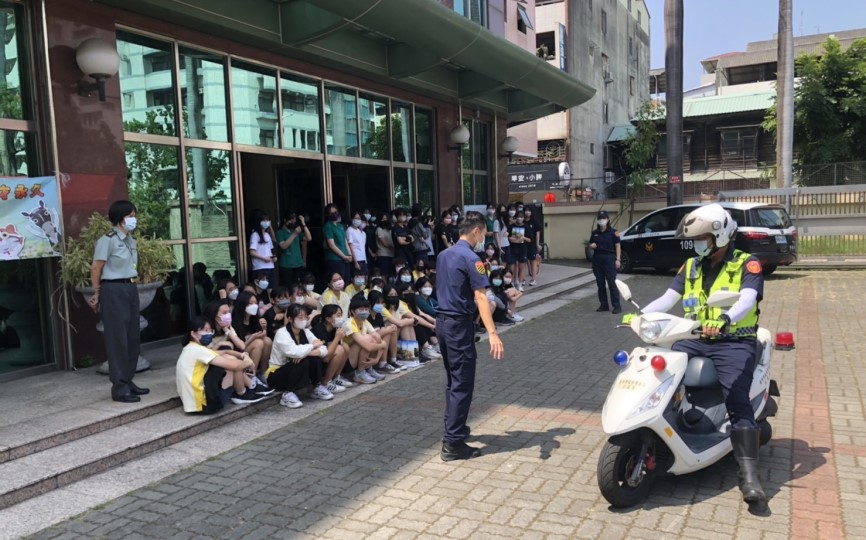 ▲交通警察大隊員警詳細解說並示範機車安全駕駛注意事項 (圖/台中市警察局 提供)