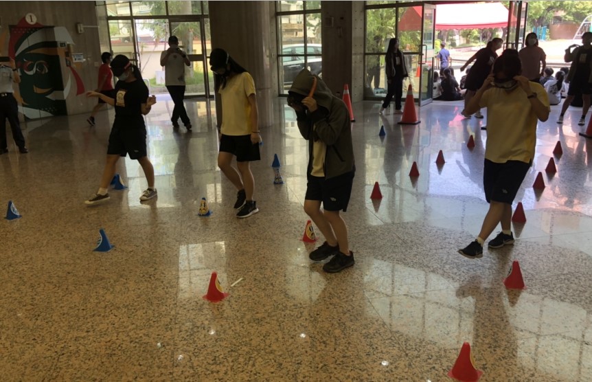 ▲女中高三生體驗酒醉3D模擬眼鏡，真實感受酒醉後的視覺，直呼好危險！    (圖/台中市警察局 提供)