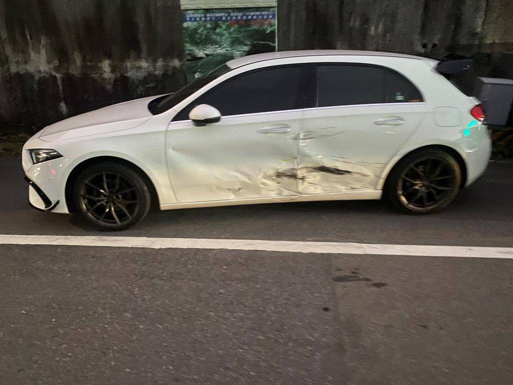 ▲重機車發生碰撞後又失控，路旁停放車輛慘遭波及    (圖/苗栗縣警察局 提供)