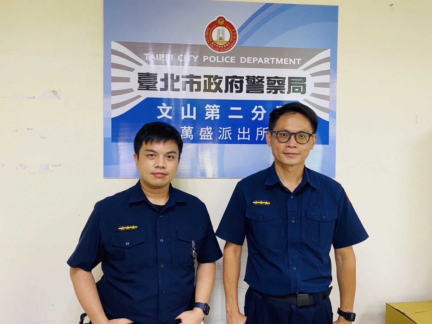 圖片說明:萬盛所警員陳駿宏(左)、林志信(右)助民眾尋回機車。(記者趙靜姸翻攝)