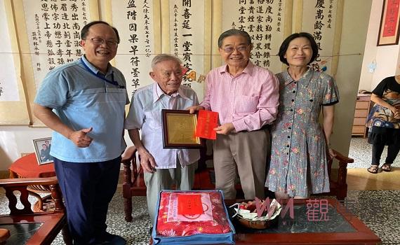 南投縣政府崇揚敬老訪113位人瑞 致贈敬老金