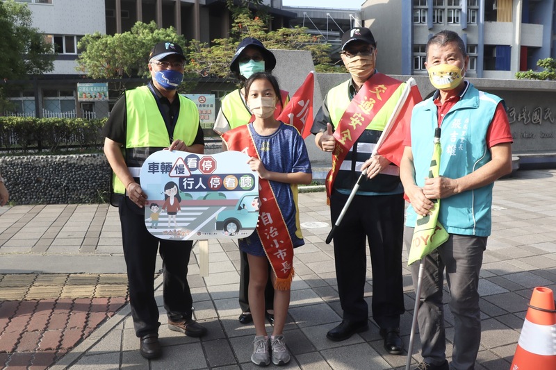 漾新聞|謝文斌與張淑娟扮「一日交安大使」河堤國小宣導交安