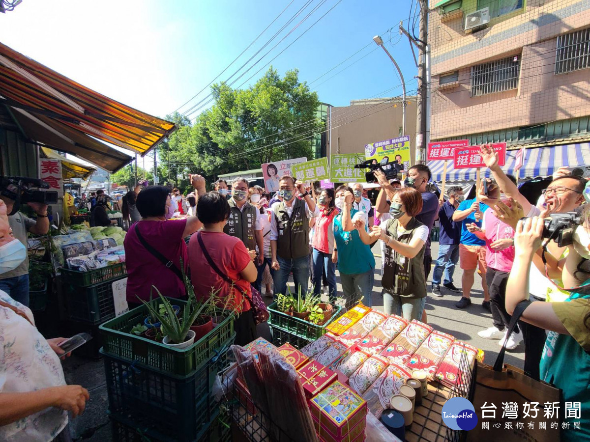 鄭運鵬埔心市場拜票,受到楊梅鄉親的熱情歡迎。