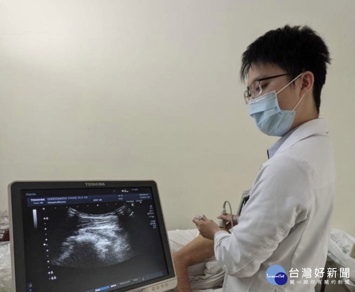復健科張憲伯醫師藉由超音波設備輔助下精準進行增生療法注射。