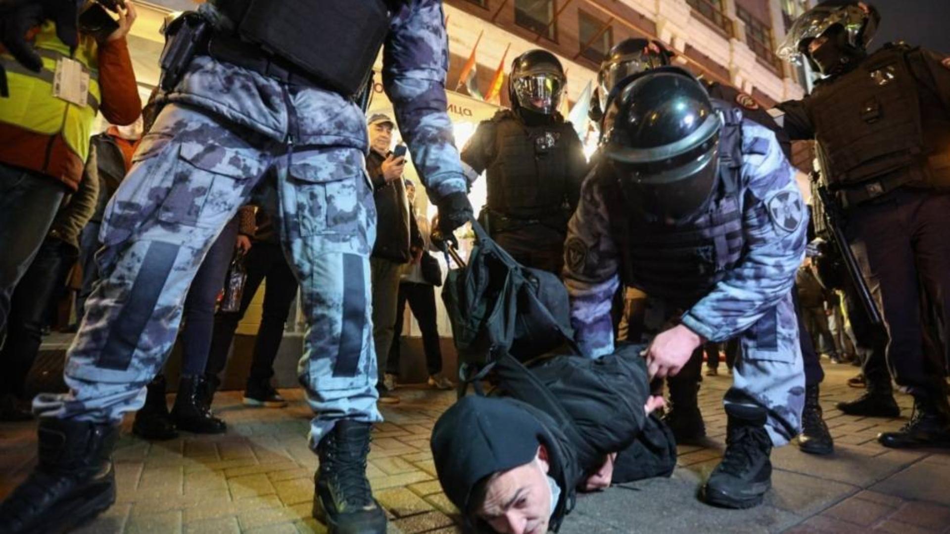 俄羅斯各地爆發大規模反動員示威,鎮暴警察逮捕上千民眾。 翻攝@nexta_tv推特