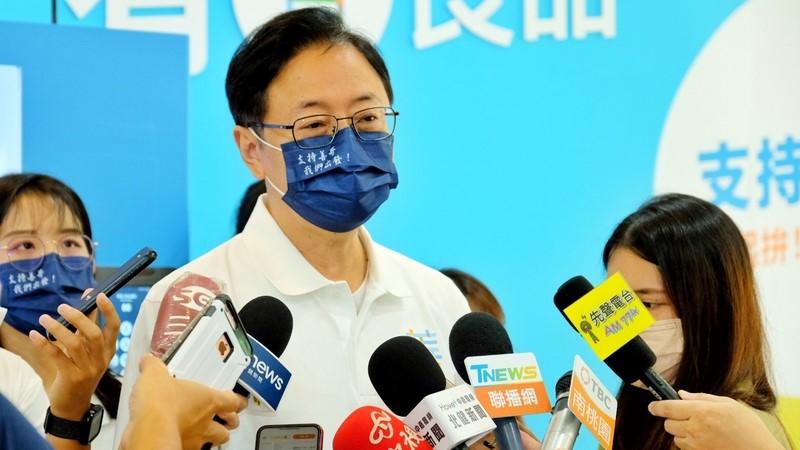 張善政（中）22日舉辦「有善良品」競選小物發表會受訪。中央社