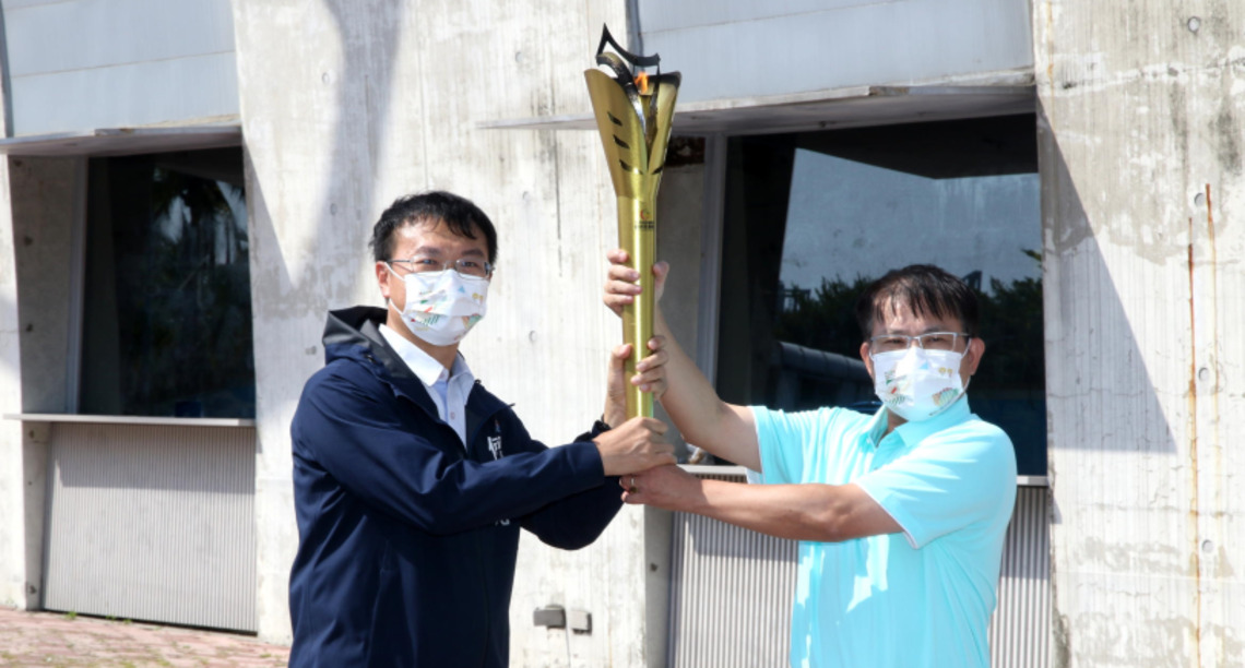 111年全民運動會聖火傳遞高雄站 運發局長侯尊堯迎接聖火