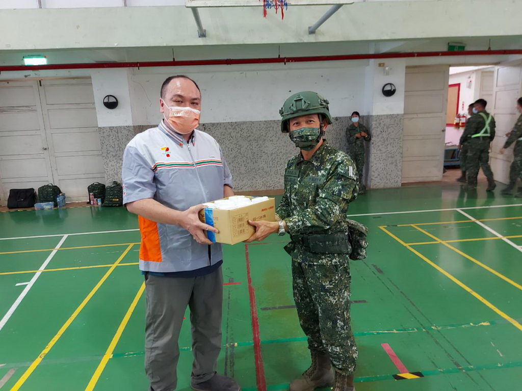 7-ELEVEN於花蓮玉里提供麵包、咖啡、水等物資感謝辛苦清理倒塌建築的軍警弟兄