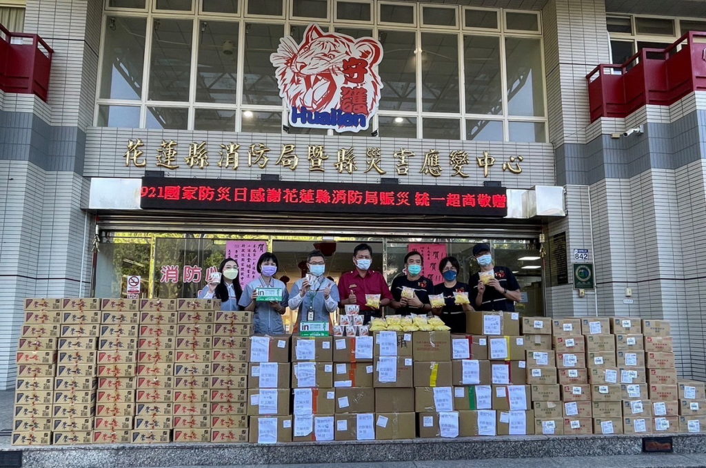 適逢921國家防災日,花蓮縣消防局於花蓮縣立體育館及國福運動園區舉行921國家防災日演習防災演練,為感謝花蓮消防局馳援救災,7-ELEVEN準備近千組泡麵、麵包、能量飲等補給品至演習現場,以實際行動支持防災行動 (1)