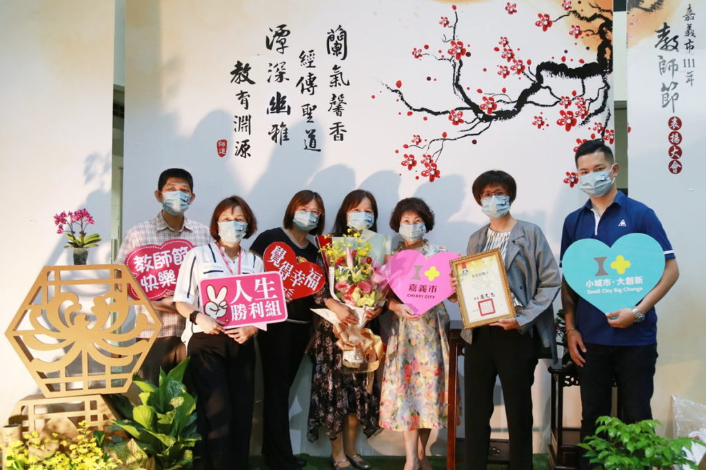 林琦珍老師獲獎(右四)