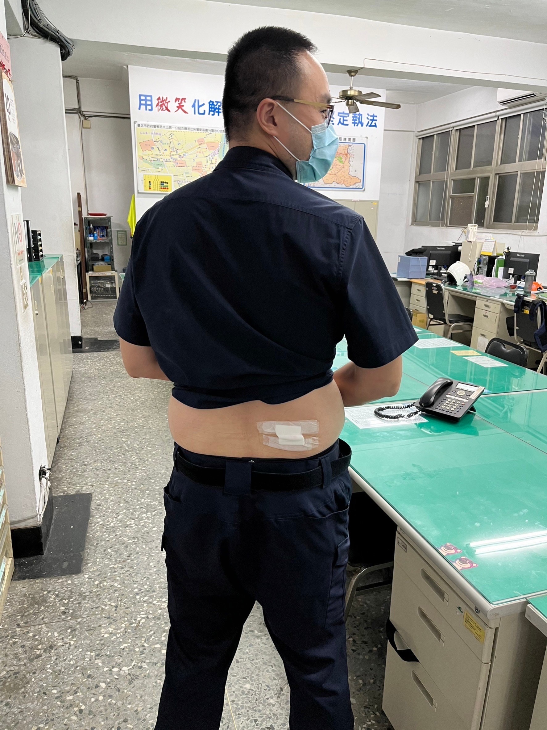 圖:員警以救人為重,勇敢執勤,遭建築物突出之尖銳物刺傷