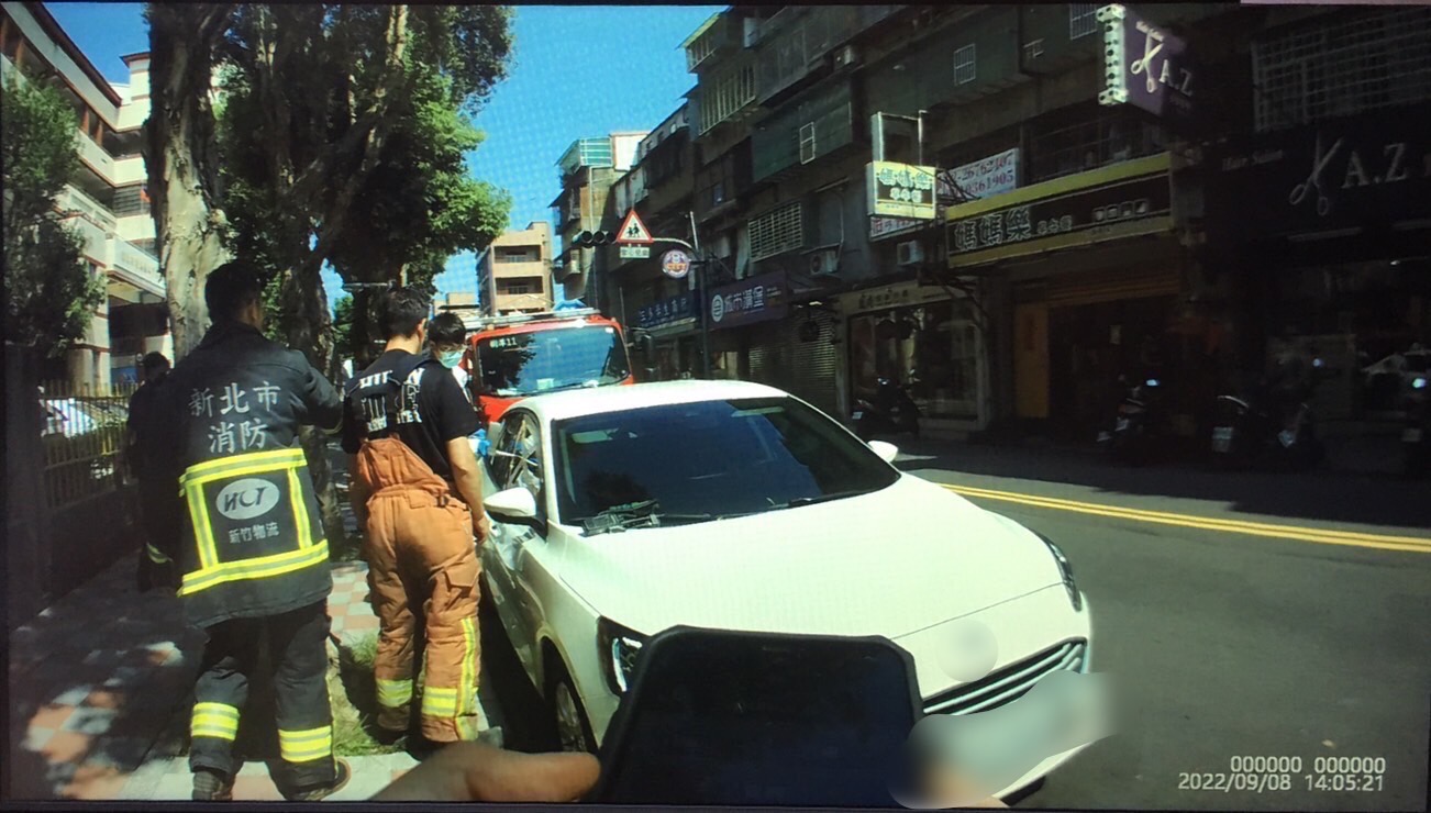 圖片說明:樹林警消緊急救援車內女童。(記者徐煜勝翻攝)