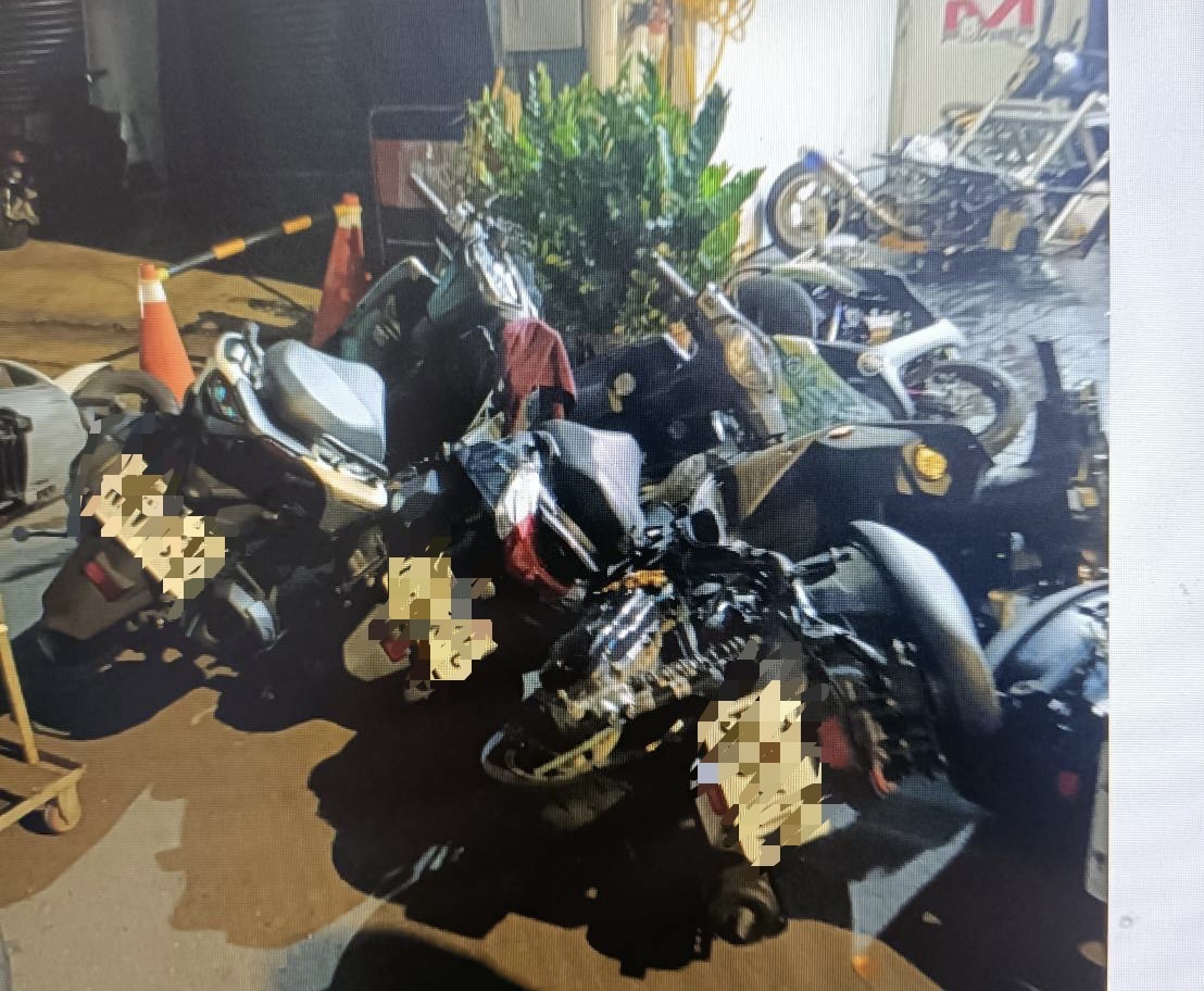 圖片說明:機車行整排機車遭砸。(記者徐煜勝翻攝)
