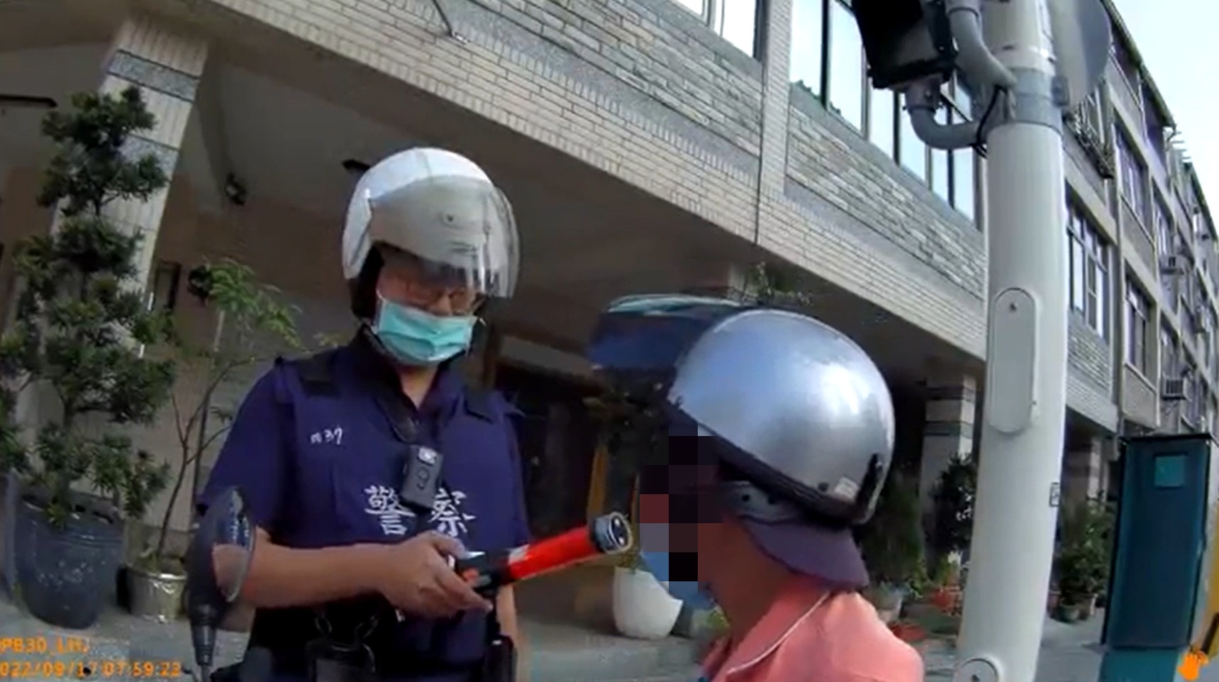 高雄男子騎車抽菸    警攔查竟是無照又酒駕