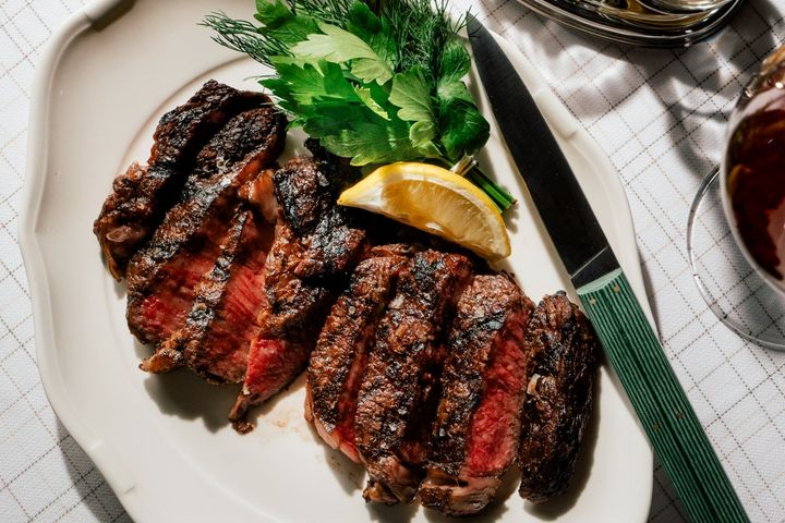 以燃木火爐炭烤的美味牛排。 圖:The Standard Grill/提供