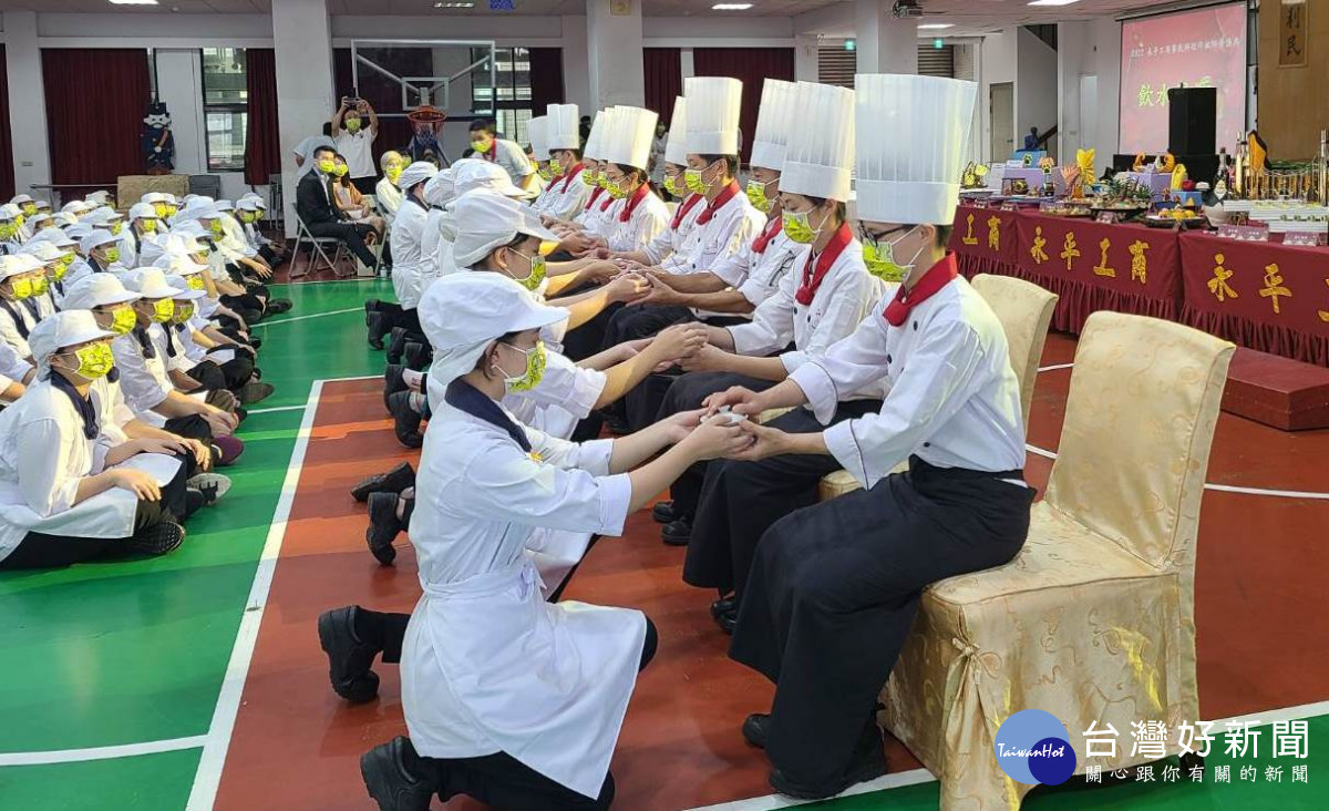 永平工商藉由敬拜祖師爺大典的活動,學生學習感恩惜福,在活動中表達對師長的感恩與敬重。<br /><br /> <br /><br />