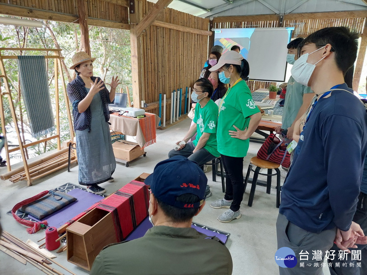 里山織色纖維工坊何珍襄織女分享編織文化(圖片/南投林管處提供)