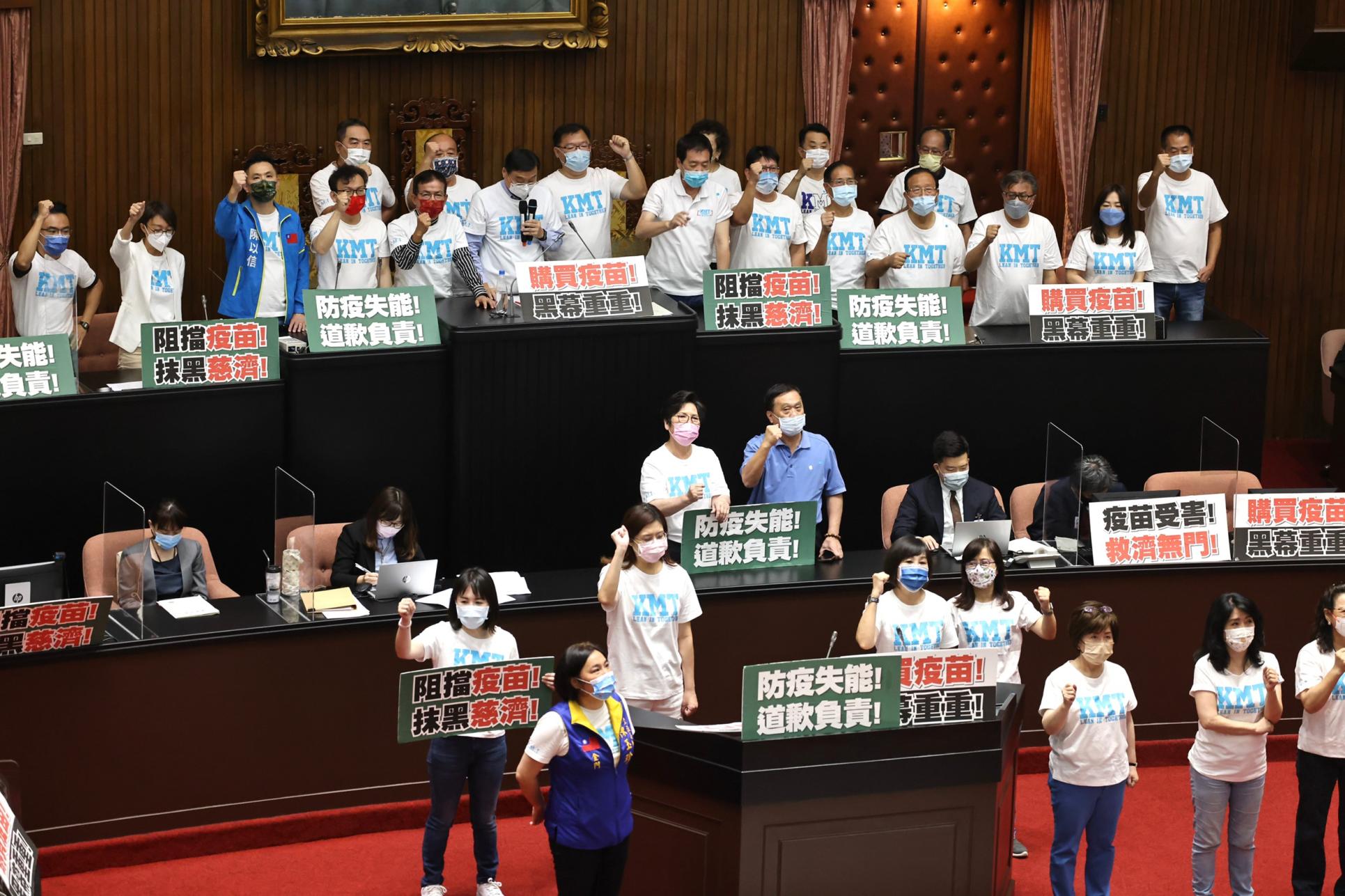 立院國民黨團占領主席台杯葛議事,抗議政府防疫失能、疫苗採購黑箱。林啟弘攝