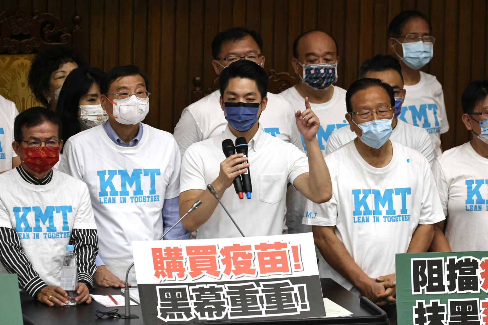 國民黨北市長參選人蔣萬安點名陳時中甩鍋給立院。林啟弘攝