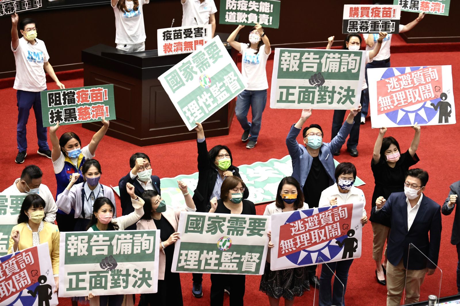 民進黨立委舉牌反制藍營。林啟弘攝