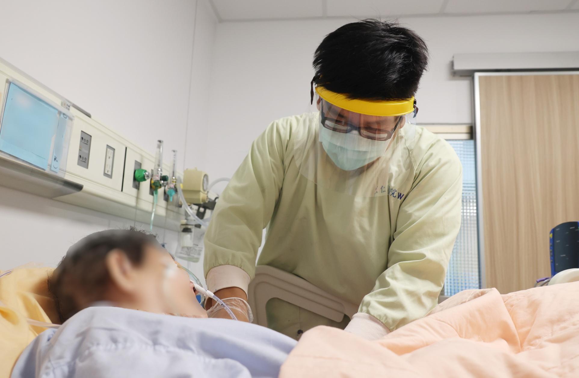 112年健保總額預算協商今落幕,「住院整合照護計畫」試辦經費將交由衛福部長裁決。翻攝員林宏仁醫院粉專