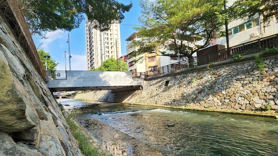台中市綠川濟世綠橋改善工程完工通車,梁底抬高將近80公分,改善排水斷面達到治理保護標準外,也考量降低汛期河道施工風險及減少梁底抬高路面影響。(圖/台中市政府)